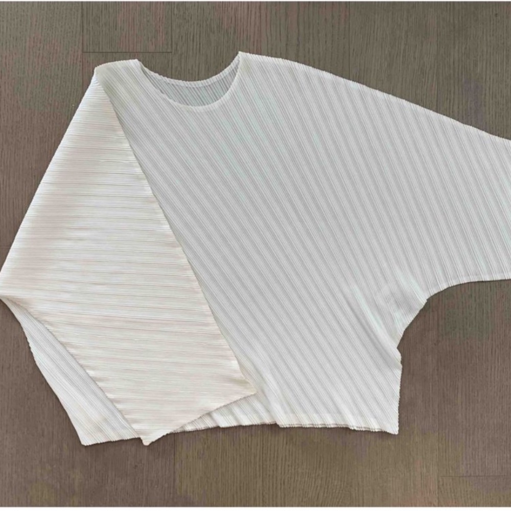 ISSEY MIYAKE PLEATS PLEASE WHITE TOP Like New